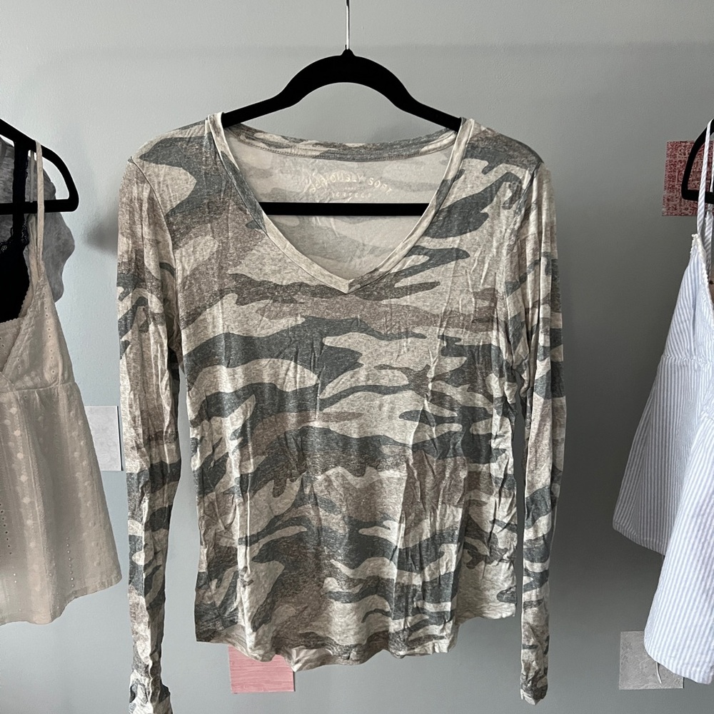 Aero v-neck camo long sleeve